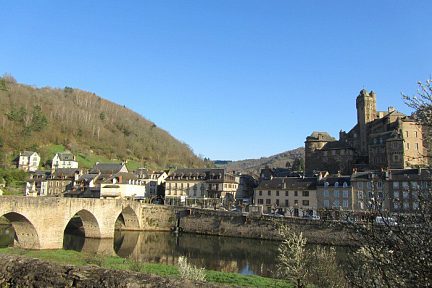Randonnée au village aveyronnais d'Estaing, chemin de Compostelle