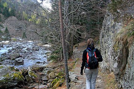 Randonnée sur le chemin des cascades le long du gave du Marcadau