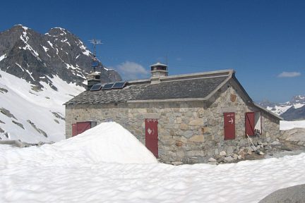 Refuge d'Arrémoulit avec la neige