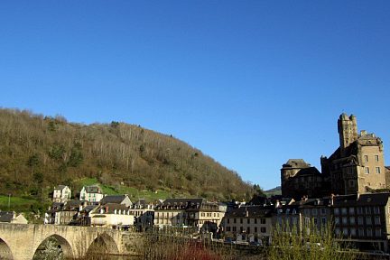 Estaing, village aveyronnais, vallée du Lot, vue 1