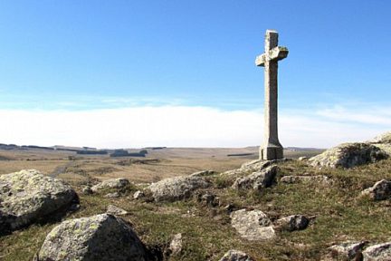 Croix devant le Lac de Saint Andéol, Aubrac