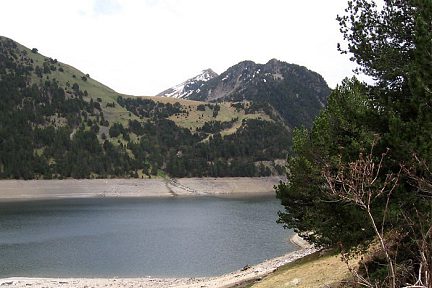 Le long du lac de l'Oule en Pyrénées, en mai