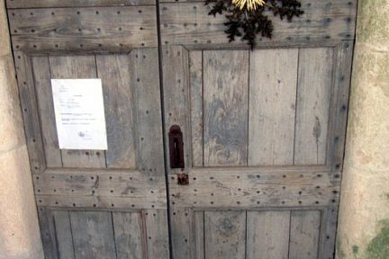 Cardabelle sur une porte du village de La Couvertoirade, Larzac
