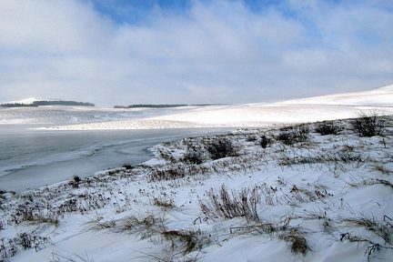 Lac de Castelnau-Lassouts gelé sur le plateau de l'Aubrac