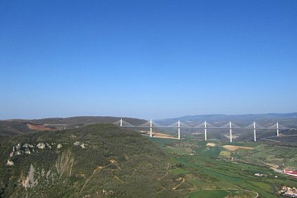 Magnifique viaduc de Millau depuis l'aire de vision de Brunas