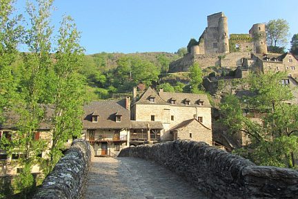 Chateau de Belcastel et pont de pierre 