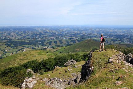 Depuis le sommet du pic du Mondarrain dans le Pays-Basque