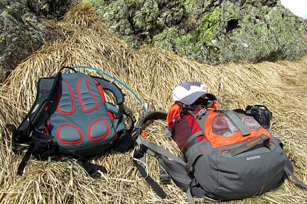 Sacs de randonnée se reposants sur le plateau de Saugué