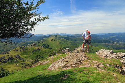 Randonneur au sommet du Mondarrain contemplant le Pays Basque