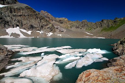 Lac de l'Eychauda et quelques blocs de glace