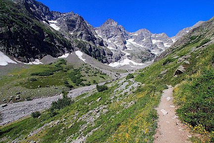 Le sentier qui monte au refuge des Bans
