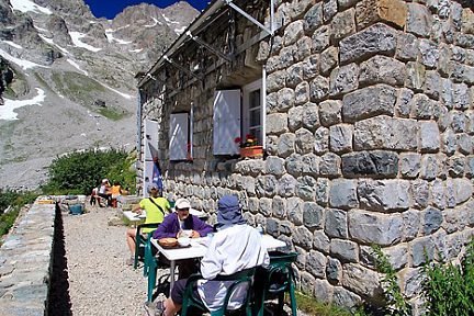 La terrasse du refuge des Bans
