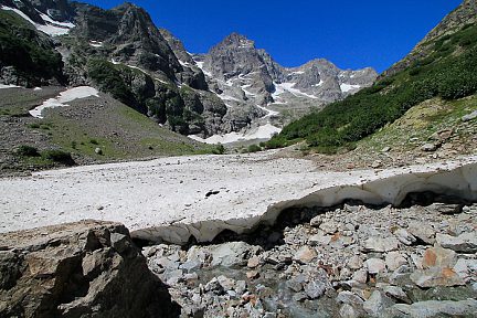 Passage d'un névé lors de la montée au refuge des Bans