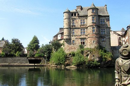 Le vieux palais et la statue du scaphandrier à Espalion