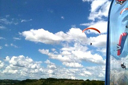 Parapente dans le ciel Aveyronnais