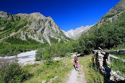 Départ de la randonnée pour monter au refuge des Bans