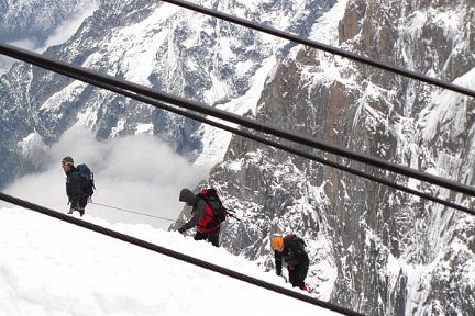 Cordée d'alpinistes arrivant à l'Aiguille du Midi