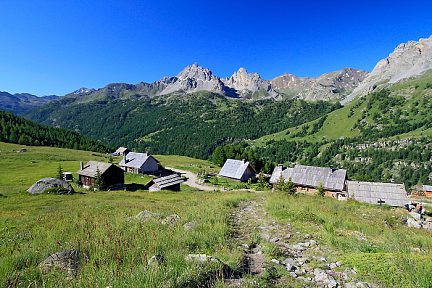 Hameau et refuge de Ricou sur le sentier du lac Laramon