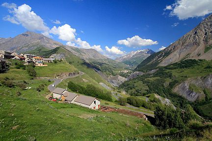 La route en s'éloignant un peu de La Grave