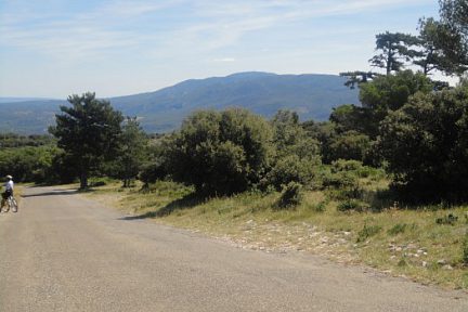 Sur la crête du Petit Luberon. En face, le Mourre Nègre.