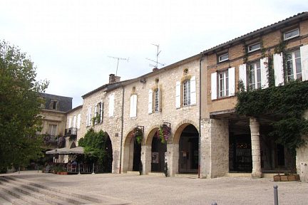 Monflanquin village du Lot et Garonne, place Foch