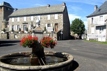 Alpuech et sa place du village