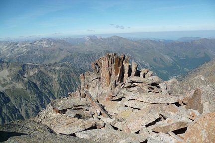 Roches explosées sur la crête sommitale du pic d'Ardiden