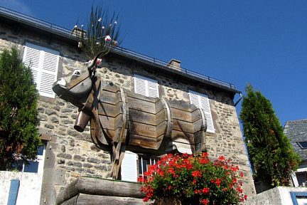 Alpuech et sa vache d'Aubrac