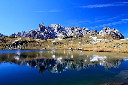 Lac Long : vue sur les sommets du massif voisin