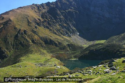 Le lac de Peyrelade et la coupole du Pic du Midi au loin