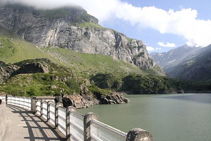 Lac des Gloriettes dans les Pyrénées depuis le barrage du même nom