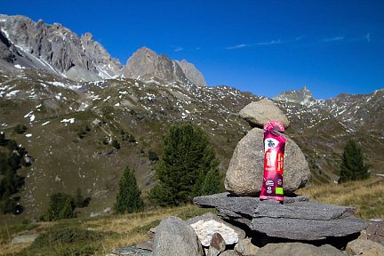 Le Lac Long est au bout du chemin et Mulebar pose sur un cairn