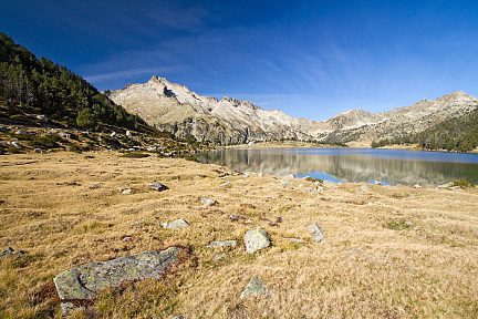 Randonnée le long du lac d'Aumar