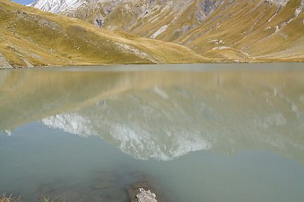 Le lac du Goléon dans les Alpes