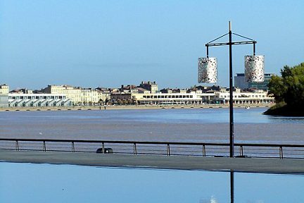 Le Miroir d'Eau et la Garonne à Bordeaux