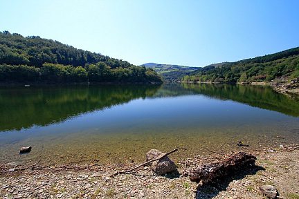 Le lac du barrage de Couzon