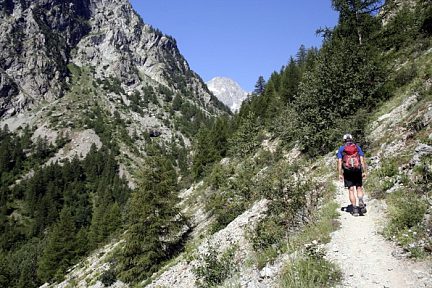 Randonnée au Refuge des Bans : sentier à flanc