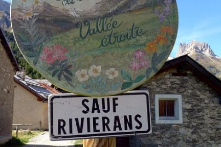 Vallée étroite dans les Alpes