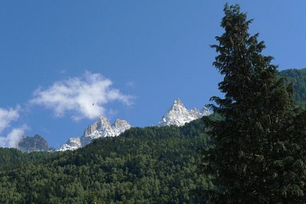 Parapente dans le ciel au dessus de Chamonix