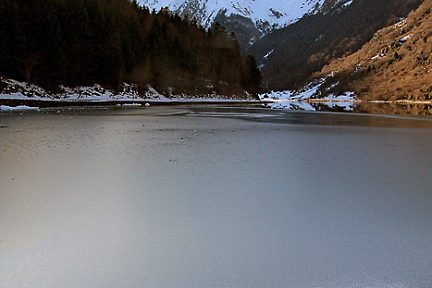 Sur le bord du lac d'Estaing