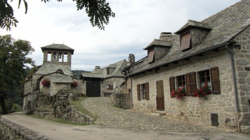 Randonne en Aveyron : le village de Bez Bdne