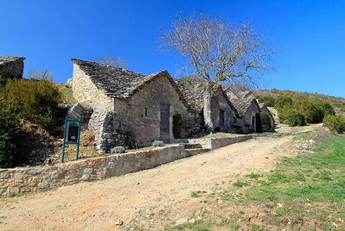 Le village de caves d'Entre Deux Monts dans la Vall�e du Tarn 