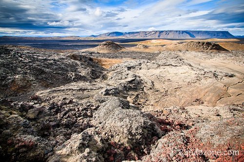 Randonnée à travers un des champs de lave d'Islande