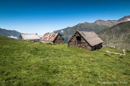Granges de Coum�ly depuis le barrage des Gloriettes