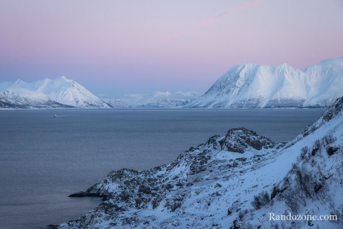 Randonnée au phare de Lyngstuva en hiver pendant la nuit polaire
