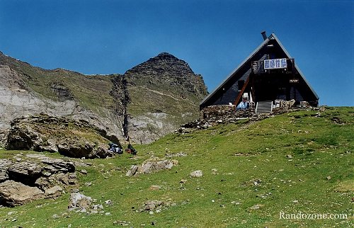 Refuge et lac de Barroude