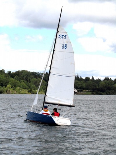 Voile et d�riveur 420 sur le lac de Pareloup en Aveyron