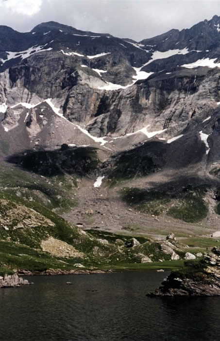 Lac des Aires et vue sur la Munia Lac des Aires et vue sur la Munia