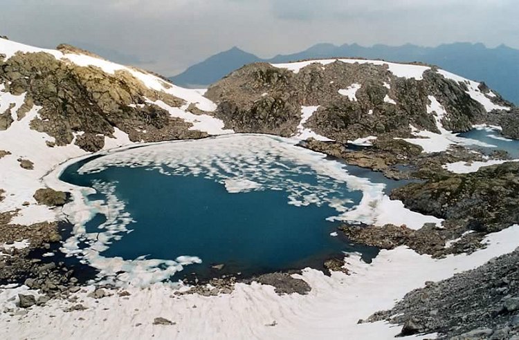 Lacs bleus depuis le glacier de Maniportet
