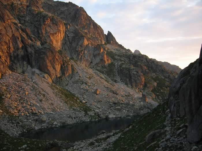 Un des lacs de Batcrabre au petit matin
